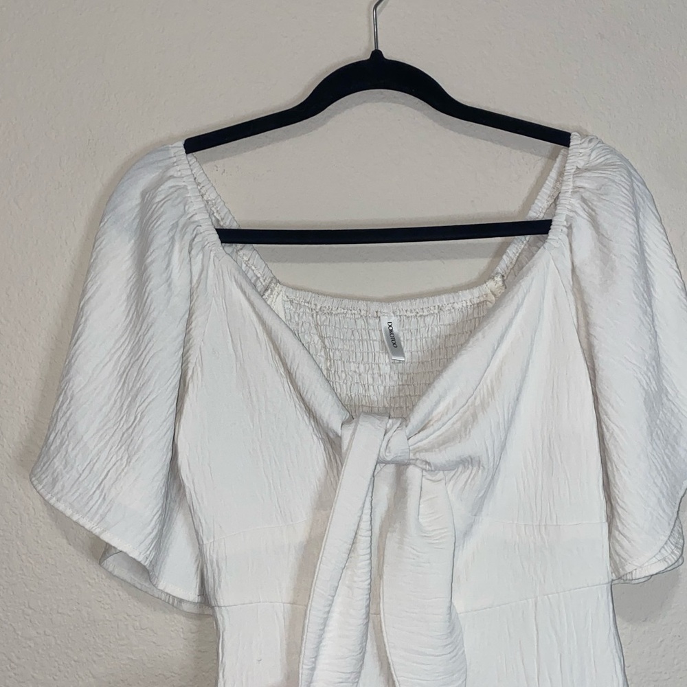 🐛White Spring V-neck with tie in front with flowy sleeves! - Picture 10 of 10